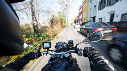 Ein Motorrad-Fahrer fährt auf einer Straße in Berlin.