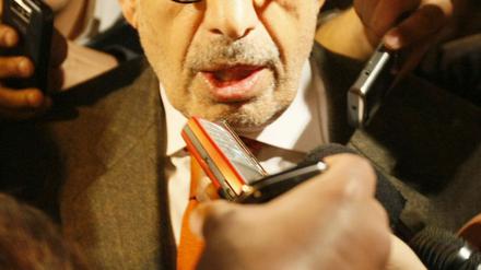 Friedensnobelpreisträger Mohammed el Baradei trifft in Kairo ein. Der frühere Direktor der Internationalen Atomenergiebehörde IAEA, der sich an die Spitze der Protestbewegung stellen will, bietet sich als Chef einer Übergangsregierung an. Ägypten stehe an einem Scheideweg, sagt der 68-Jährige.