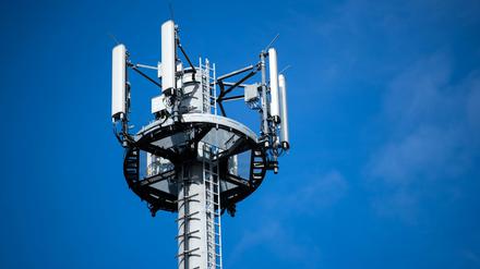 Ein Mast mit verschiedenen Antennen von Mobilfunkanbietern.