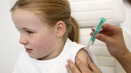 Ein Mädchen wird geimpft (Symbolfoto).