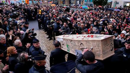 Unter großer öffentlicher Anteilnahme wurde am Donnerstag der Karikaturist Bernard Verlhac, alias Tignous, eines der Opfer aus der Redaktion von "Charlie Hebdo" in Montreuil beigesetzt. Die Trauer eint das Land - doch nicht alle teilen sie.