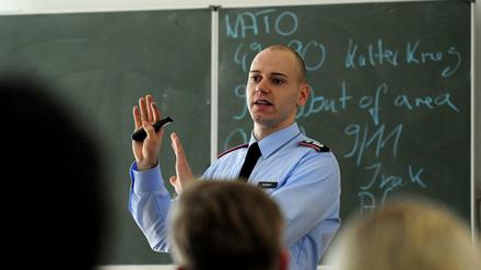 Ein Jugendoffizier der Bundeswehr spricht in der Schule. Wenn es nach der Berliner SPD geht, soll es das nicht mehr geben. 