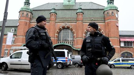 Im März 2019 räumte die Polizei den Hauptbahnhof Lübeck nach einer Drohung. Die Beamten suchten mit Spürhunden, fanden allerdings nichts.