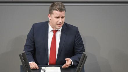Carsten Träger (SPD) spricht im Deutschen Bundestag zu den Abgeordneten. Der Fürther SPD-Bundestagsabgeordnete hat nach eigenen Angaben einen Drohbrief mutmaßlicher Linksextremisten erhalten, dem eine Patronenhülse beigefügt war.