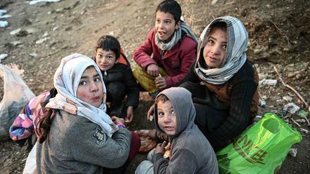 Kindergruppe in Afghanistan bei einer Mahlzeit