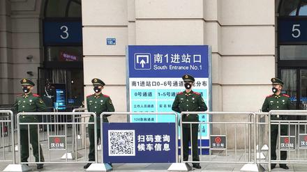 Polizisten stehen am Eingang des Bahnhofs Hankou in Wuhan. Die chinesische Regierung hat die Millionenmetropole praktisch abgeriegelt.