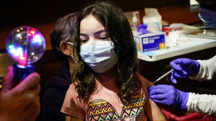Emmanuelle Massin, 9 Jahre alt, erhält in Englewood, N.J., eine Corona-Impfung.