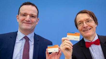 Mit Ausweis: Jens Spahn (CDU) und Karl Lauterbach (SPD) drängen auf eine Widerspruchsregelung bei der Organspende.