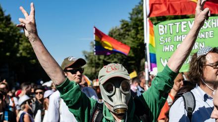 Ein Teilnehmer trägt eine Gasmaske bei der Demonstration gegen Corona-Maßnahmen unweit des Brandenburger Tores. Dazu aufgerufen hat die Initiative «Querdenken 711». Das Motto der Demonstration lautet «Das Ende der Pandemie - Tag der Freiheit». 
