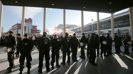 Polizisten vor dem Kölner Hauptbahnhof. 