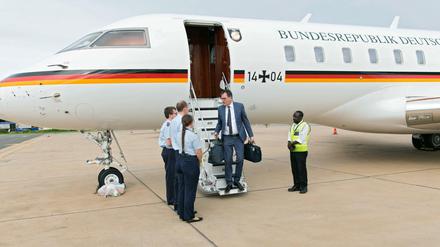 Bundesentwicklungsminister Gerd Mueller (CSU) auf dem Flughafen Kamuzu im malawischen Lilongwe. Foto: epd