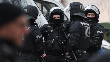 Polizisten (hier Symbolbild) durchsuchten im Bundesgebiet Wohnungen und Geschäftsräume mutmaßlicher iranischer Agenten. 