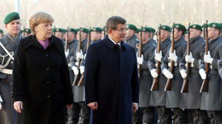 Bundeskanzlerin Angela Merkel hat vor dem Bundeskanzleramt den Ministerpräsidenten der Türkei, Ahmet Davutoglu, zu den ersten deutsch-türkischen Regierungskonsultationen empfangen.