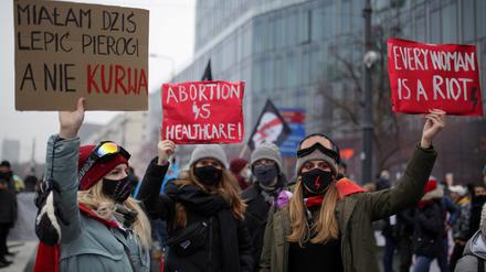 Frauen in Warschau protestieren gegen eine Verschärfung des Abtreibungsverbots (Archivbild).