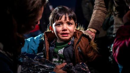 Ein Junge weint am Strand des Dorfes Skala Sikamias nach seiner Ankunft aus der Türkei mit einem Schlauchboot.