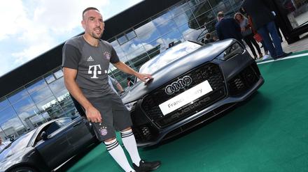 Der Fußball-Bundesligaspieler Franck Ribery vom FC Bayern München steht neben seinem neuen Dienstwagen.