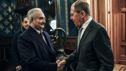 Sergej Lawrow (r), Außenminister von Russland, empfängt Chalifa Haftar, den einflussreichen libyschen General.