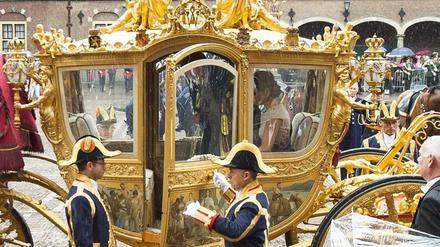 König Willem-Alexander und Königin Maxima in der „Goldenen Kutsche“ im Jahr 2015 