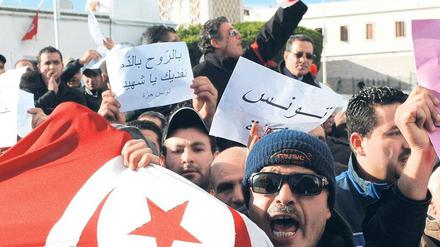 Der Protest geht weiter. Vor dem Parlamentsgebäude in Tunis demonstrierten auch am Samstag zahlreiche Tunesier gegen die Übergangsregierung. Foto: Fethi Belaid/AFP