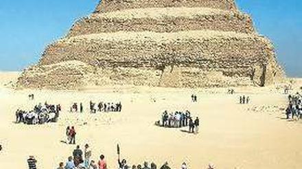 Besuchermagnet – die Pyramide des Djoser in Sakkara bei Kairo. Foto: dpa