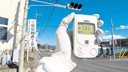 Den Strahlen auf der Spur. Ein Mitarbeiter der Umweltschutzorganisation Greenpeace misst die radioaktive Belastung im japanischen Dorf Iitate, etwa 40 Kilometer nordwestlich der havarierten Atomanlage in Fukushima.
