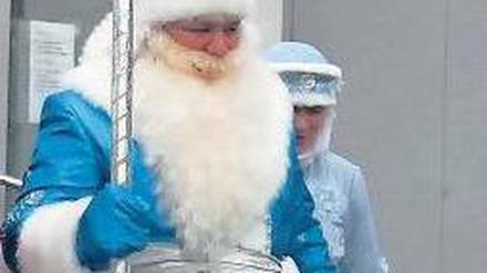 Tradition. Väterchen Frost verkleidet sich mit blauem Mantel, wie dieser Mann im estnischen Narva.