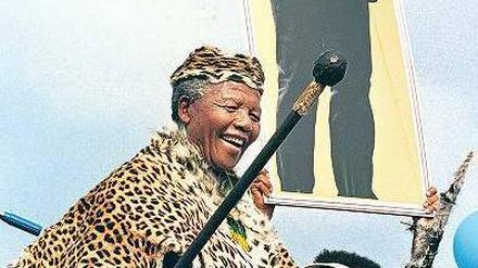 Übervater. Nelson Mandela, hier 1994, gilt bis heute als die größte moralische Institution Südafrikas. Heute lebt der 93-Jährige völlig zurückgezogen in seinem Geburtsort und wird am Festakt vermutlich nicht teilnehmen.