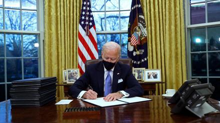 Noch am Tag seiner Amtseinführung unterzeichnete US-Präsident Joe Biden erste Beschlüsse. 