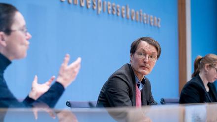 Petra Sitte (Die Linke), Karl Lauterbach (SPD) und Katrin Helling-Plahr (FDP) streben eine Erleichterung der Sterbehilfe an.