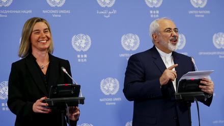 Die EU-Außenbeauftrage Federica Mogherini und Irans Außenminister Javad Zarif freuen sich über die endgültige Beilegung des Atomstreits.