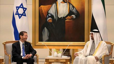 Izchak Herzog (l), Präsident von Israel, und Scheich Abdullah bin Zayed Al Nahyan, Außenminister der VAE, nehmen an einem Treffen teil.
