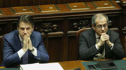 Giuseppe Conte (links), Ministerpräsident von Italien, und Giovanni Tria, Wirtschaftsminister im Parlament.