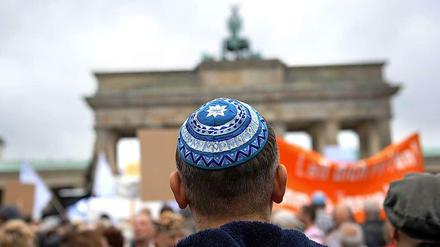 Teilnehmer der Kundgebung "Steh auf! Nie wieder Judenhass!" des Zentralrats der Juden in Deutschland am 14.9.2014 vor dem Brandenburger Tor.