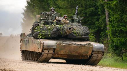 ARCHIV - 08.06.2022, Bayern, Hohenfels: Ein Panzer des Typs M1 Abrams der US Army fährt während einer multinationalen Übung auf dem Truppenübungsplatz Hohenfels über eine Straße. (zu dpa "Leopard 2 vs. M1 Abrams: So ähnlich, doch im Antrieb verschieden") Foto: Nicolas Armer/dpa +++ dpa-Bildfunk +++