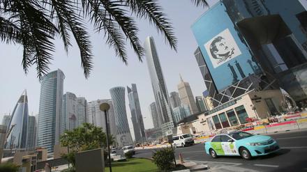 Ein Taxi fährt an einem Gebäude in der katarischen Hauptstadt Doha.