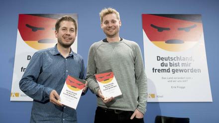 Lobredner Kevin Kühnert mit Autor Erik Flügge und dessen Buch, das Mut machen soll.