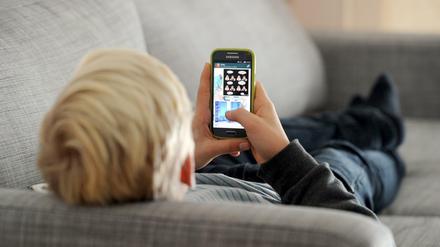 Kinder sind verstärkt im Internet unterwegs - auch mit dem Smartphone.