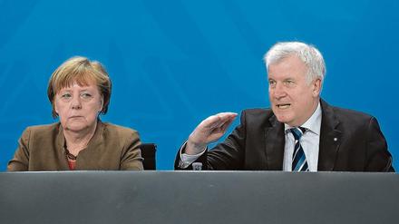 Bundeskanzlerin Angela Merkel (CDU) und der CSU-Vorsitzende Horst Seehofer. 