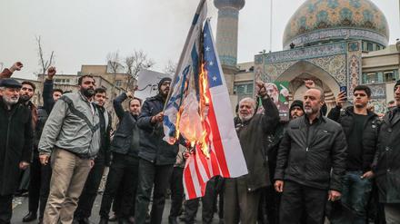 Iraner verbrennen am 04.01.2020 in Teheran eine US-amerikanische und eine israelische Flagge.