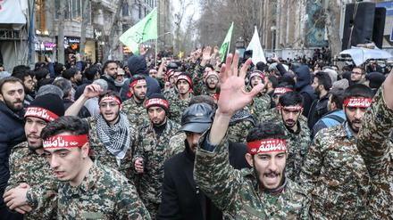 Mitglieder der iranischen paramilitärischen Basij-Miliz nehmen an einem Trauerzug für den ranghohen iranischen Generals Soleimani in Teheran teil.