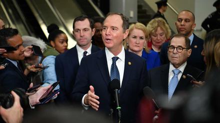 Der Anklageführer der Demokraten, Adam Schiff (Mitte) tritt am Mittwoch in Washington vor die Presse.