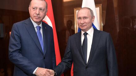 Recep Tayyip Erdogan, Präsident der Türkei, und Wladimir Putin (r), Präsident von Russland, sprachen im Bundeskanzleramt über Libyen.