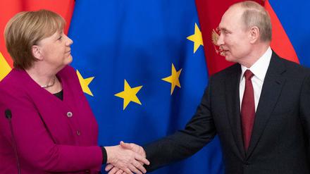 Bundeskanzlerin Angela Merkel (CDU) und Wladimir Putin, Präsident von Russland, geben sich nach einer Pressekonferenz die Hand.