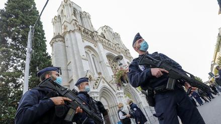 Polizisten stehen nach einer Messerattacke in der Nähe der Kirche Notre-Dame Wache.