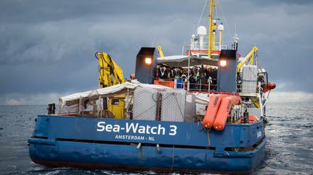 Gerettete Migranten und Besatzungsmitglieder an Bord der Sea-Watch 3.