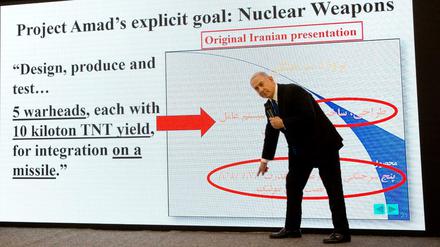 Benjamin Netanjahu, Ministerpräsident von Israel, präsentiert bei einer Pressekonferenz Bilder aus einem "geheimen Atomarchiv" in Teheran, die Israels Geheimdienst aufgespürt habe.