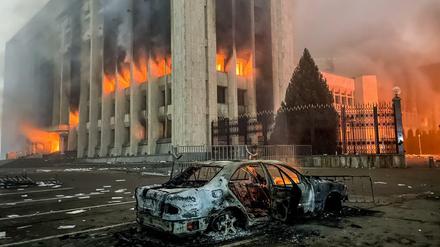 Am 5. Januar brennt das Rathaus in der Stadt Almaty nach Protesten. 