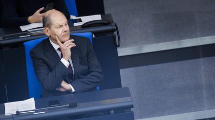 Bundeskanzler Olaf Scholz auf der Regierungsbank im Deutschen Bundestag