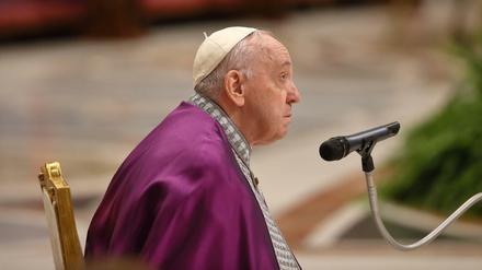 Papst Franziskus spricht während der Feier des Bußsakramentes zu den Gläubigen.
