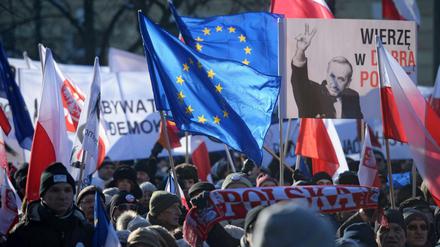 Das Komitee zur Verteidigung der Demokratie (KOD) organisierte in Warschau eine Demonstration gegen die eigene Regierung. 
